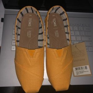 Women’s size 7 toms